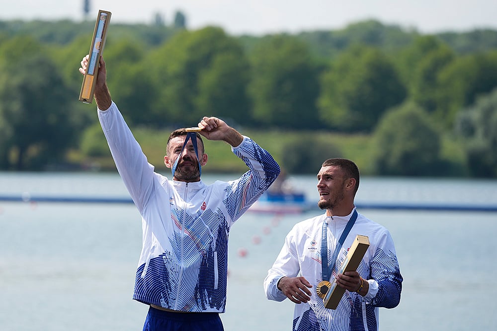 | Photo: AP/Lindsey Wasson : Romania's Andrei Sebastian Cornea and Marian Florian Enache celebrate gold